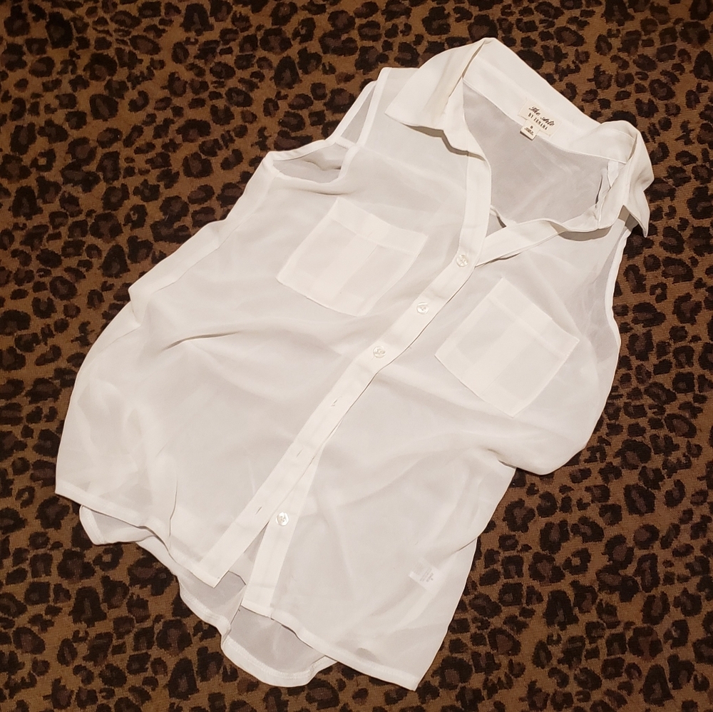 ❤Sleeveless Button up Top.  Cream Color.